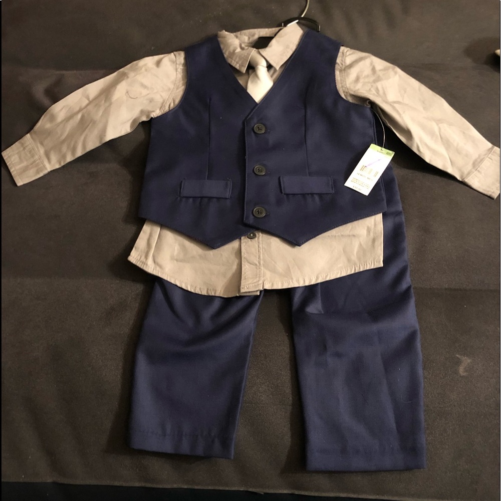 Toddler boys 18 month 4piece suit (New with tags)